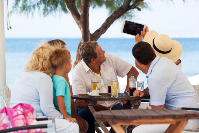 3. -imagine fara descriere- (family-selfie-with-tablet-pc-outdoor-cafe-resort_37567800.jpg)