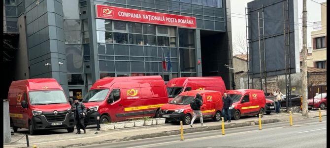 Compania Poșta Română înconjurată de mai multe autoutilitare / Foto: BNS