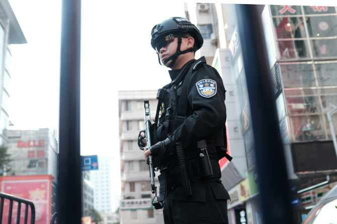 Polițist pe străzile Beijingului / FOTO: Unsplash