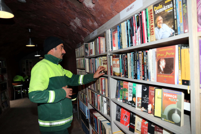Un gunoier turc privește cărțile dintr-o bibliotescă / Foto: cankaya.bel.tr Foto: 