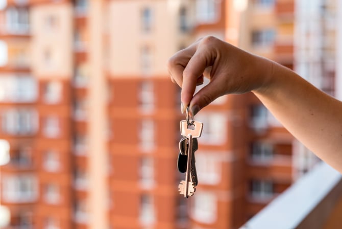 Mână care ține cheile unei locuințe / Foto: Freepik