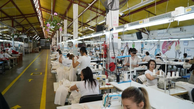 Muncitori într-o fabrică de confecții / Foto: Ministerul Muncii