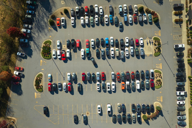 Mașini într-o parcare / Foto: Freepik